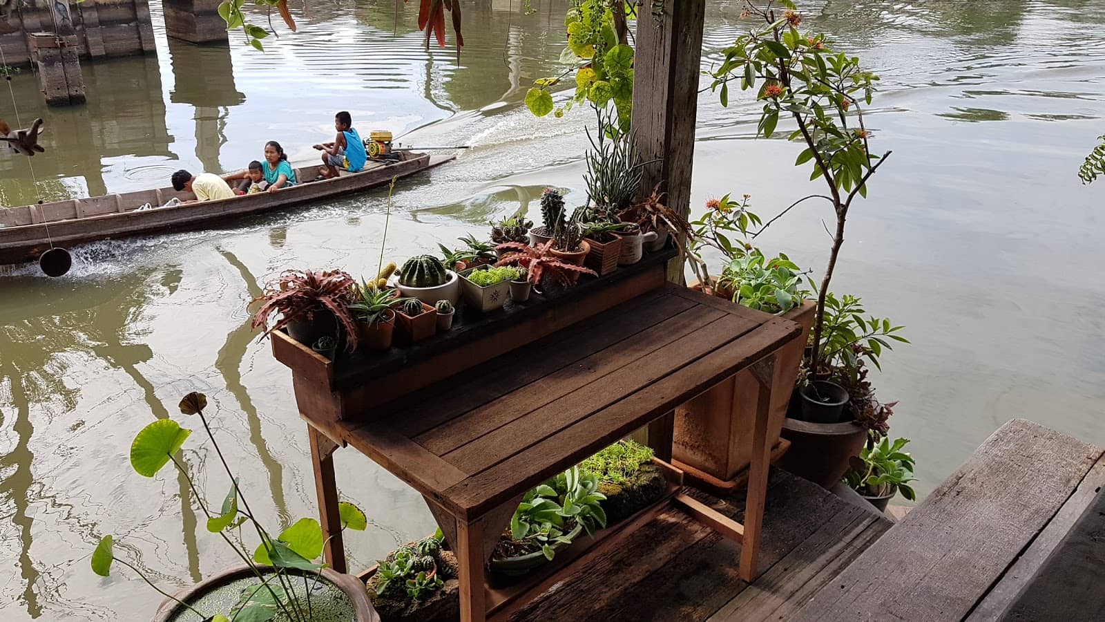 Riverside Cafe & Guesthouse