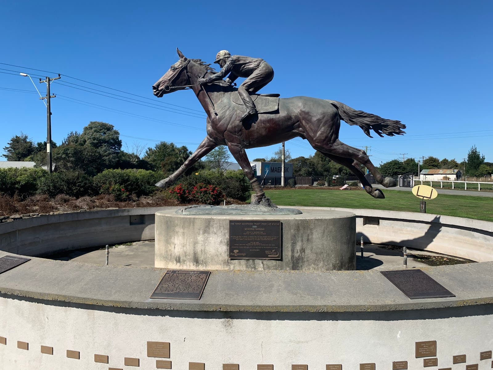Phar Lap Raceway and Statue - Image 1