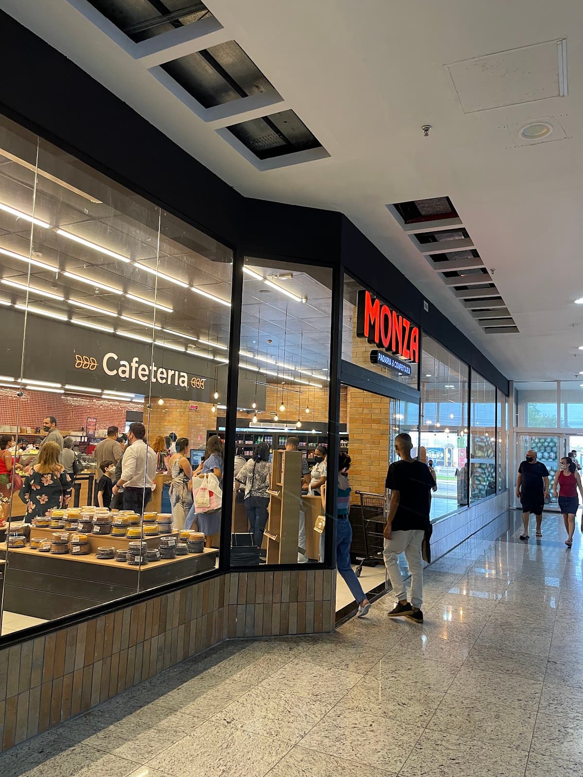 Shopping Montserrat - Image 1