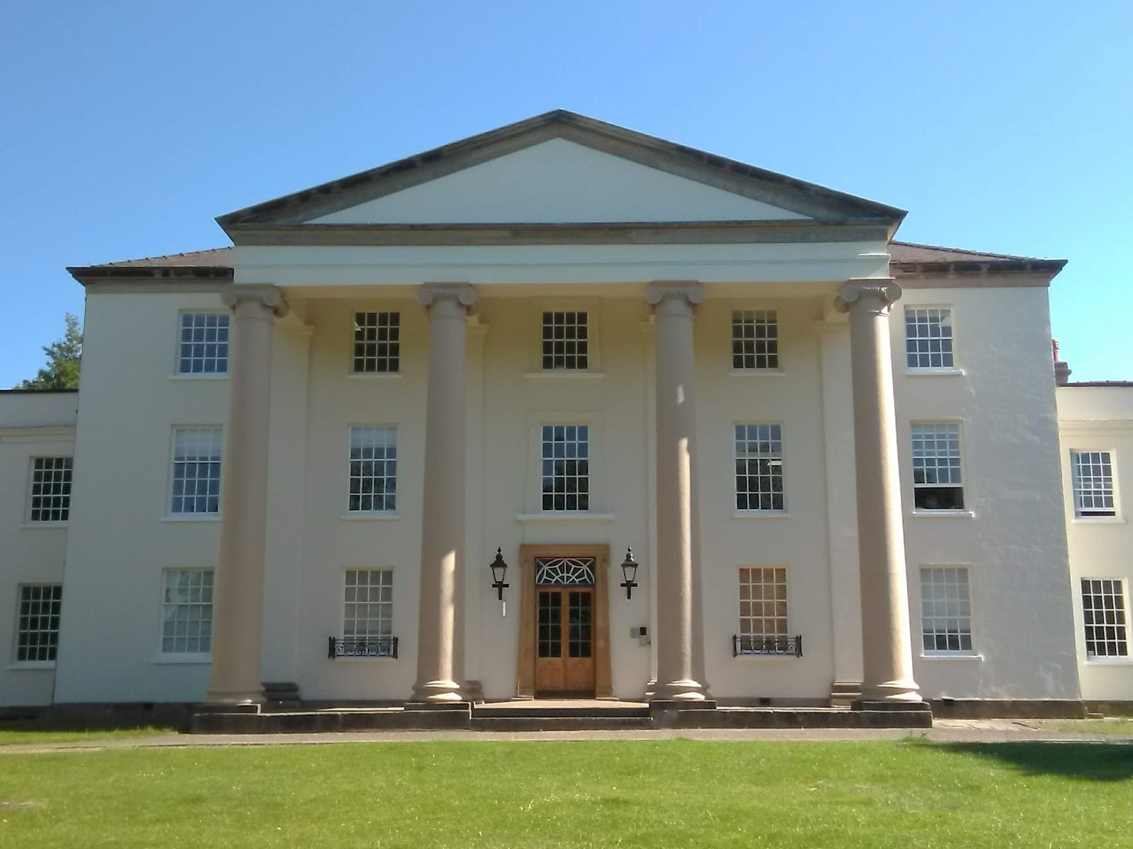 The Lawn Lincoln - Image 1