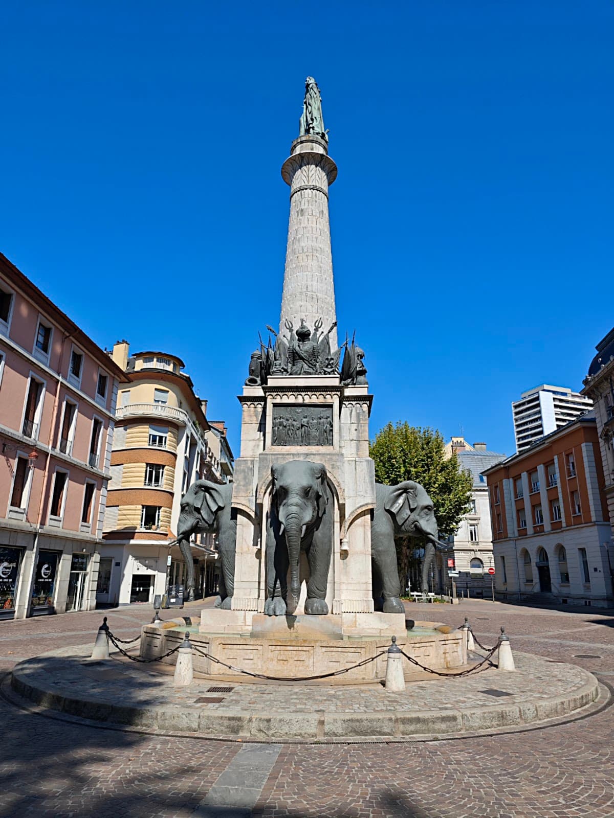 Fontaine des Éléphants - Image 1