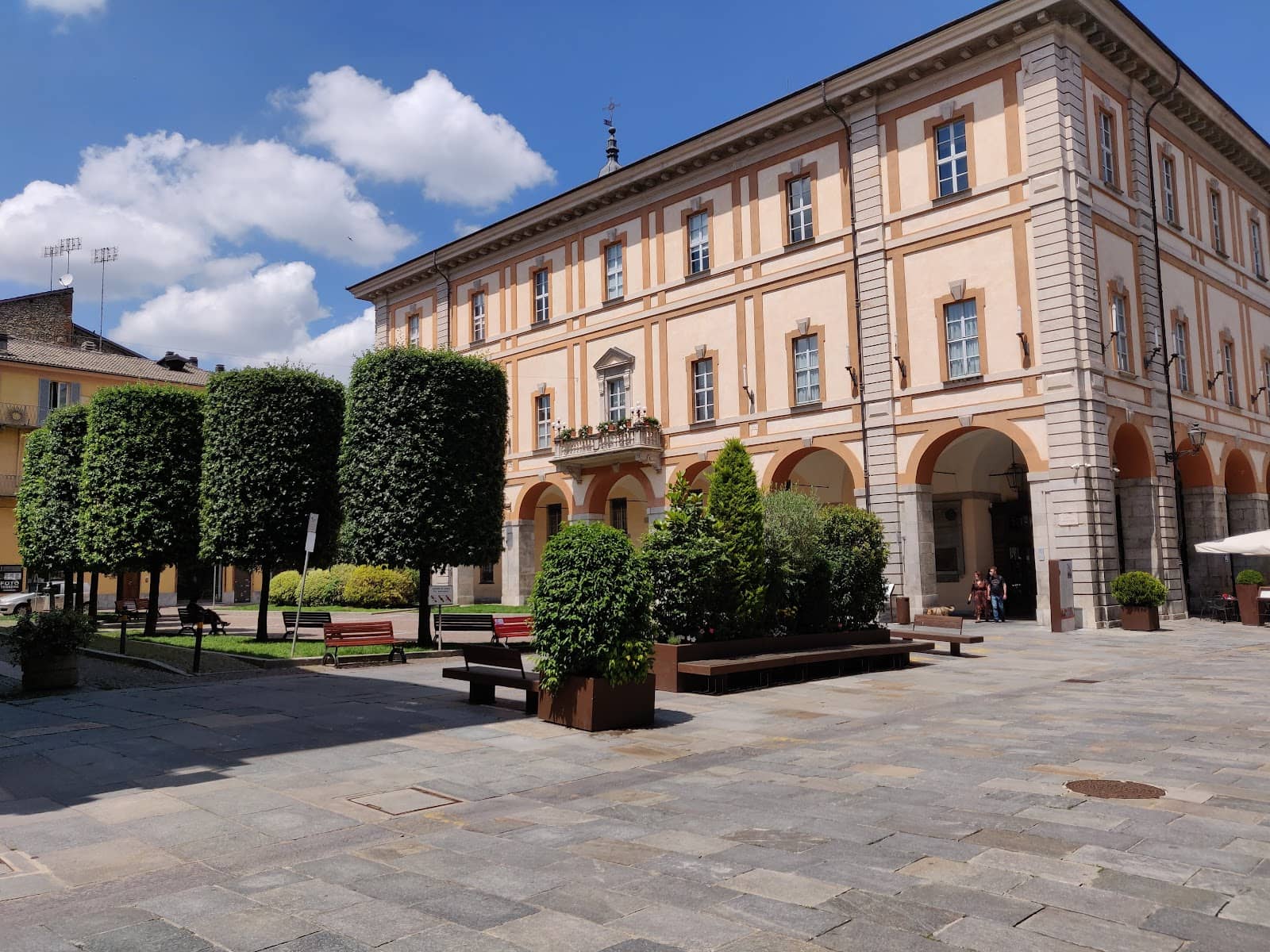 Surrounding Cafes and Shops