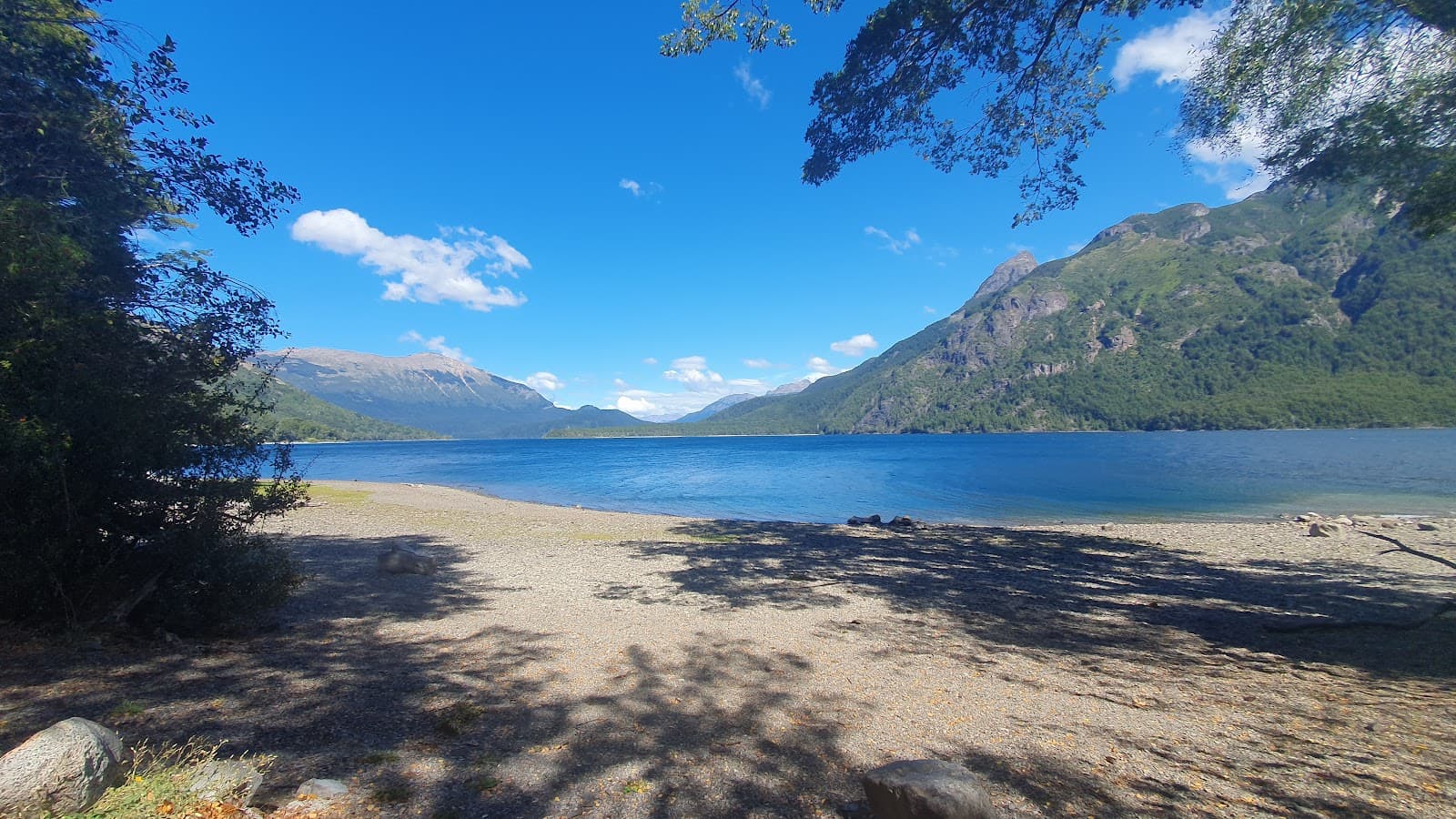 Playa El Francés Lago Futalaufquen - Image 1