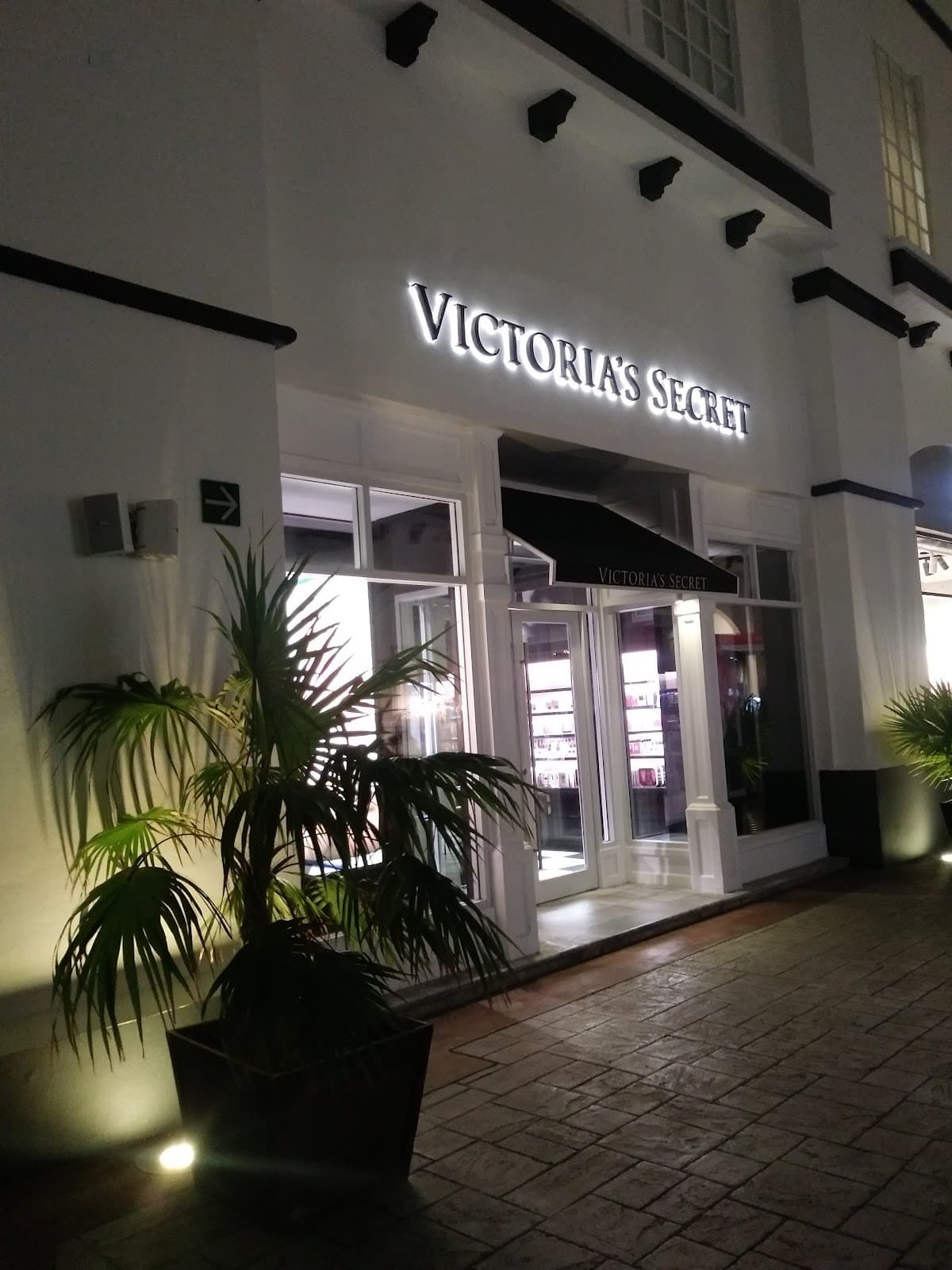 Victoria's Secret (La Isla Shopping Village) - Image 1