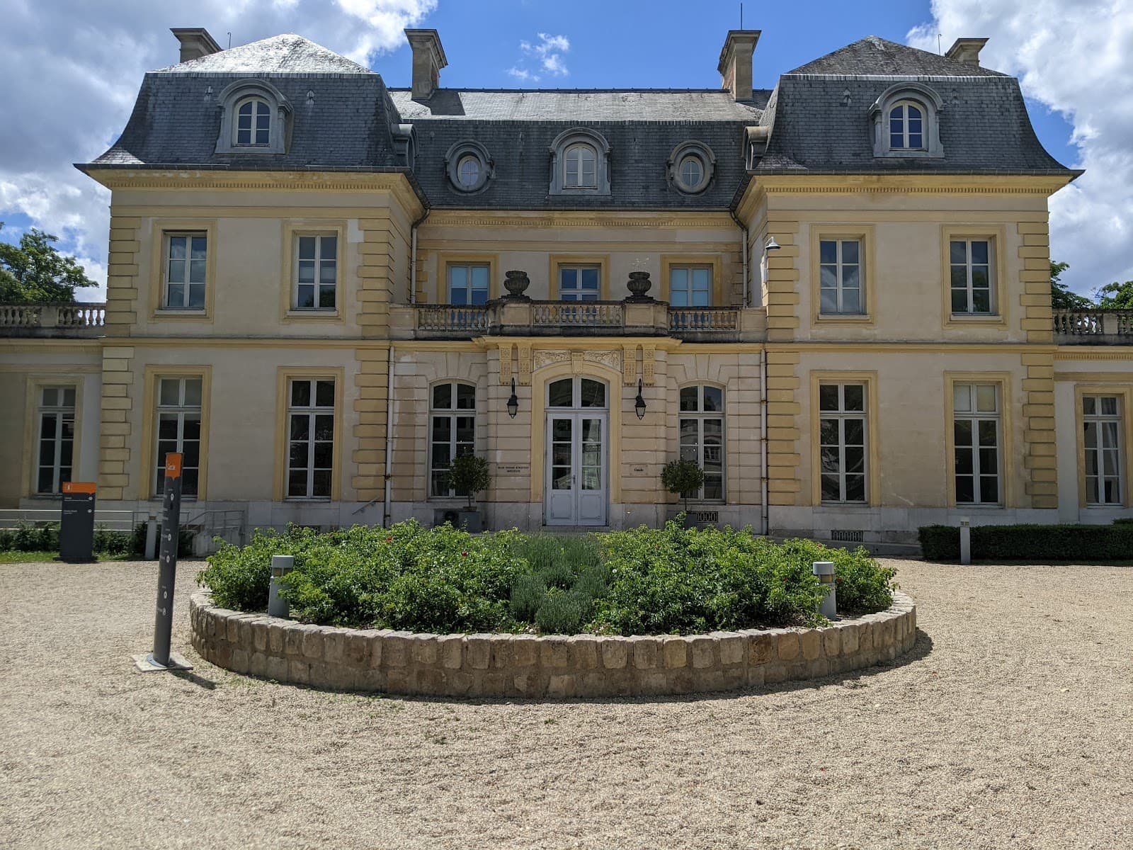 INSEAD Europe Campus - Image 1