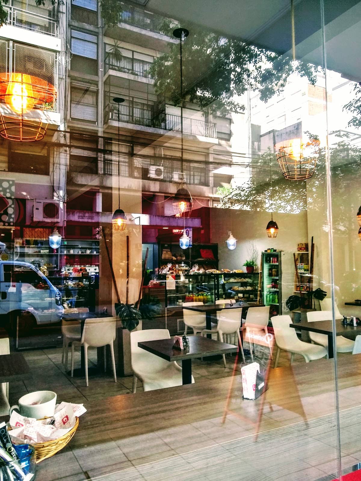 Diverse Shops & Cafes