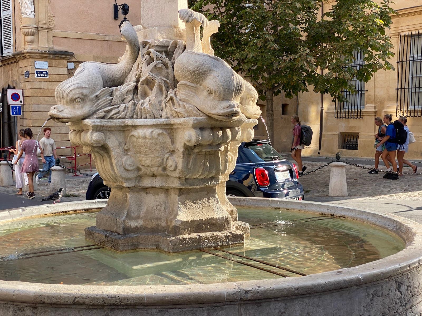 Fontaine des Quatre Dauphins - Image 1