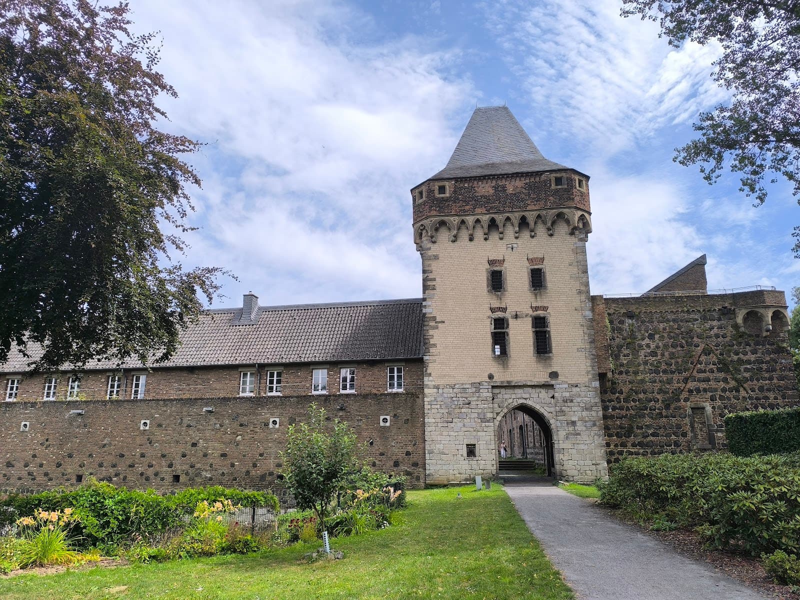 Zons Old Town - Image 1