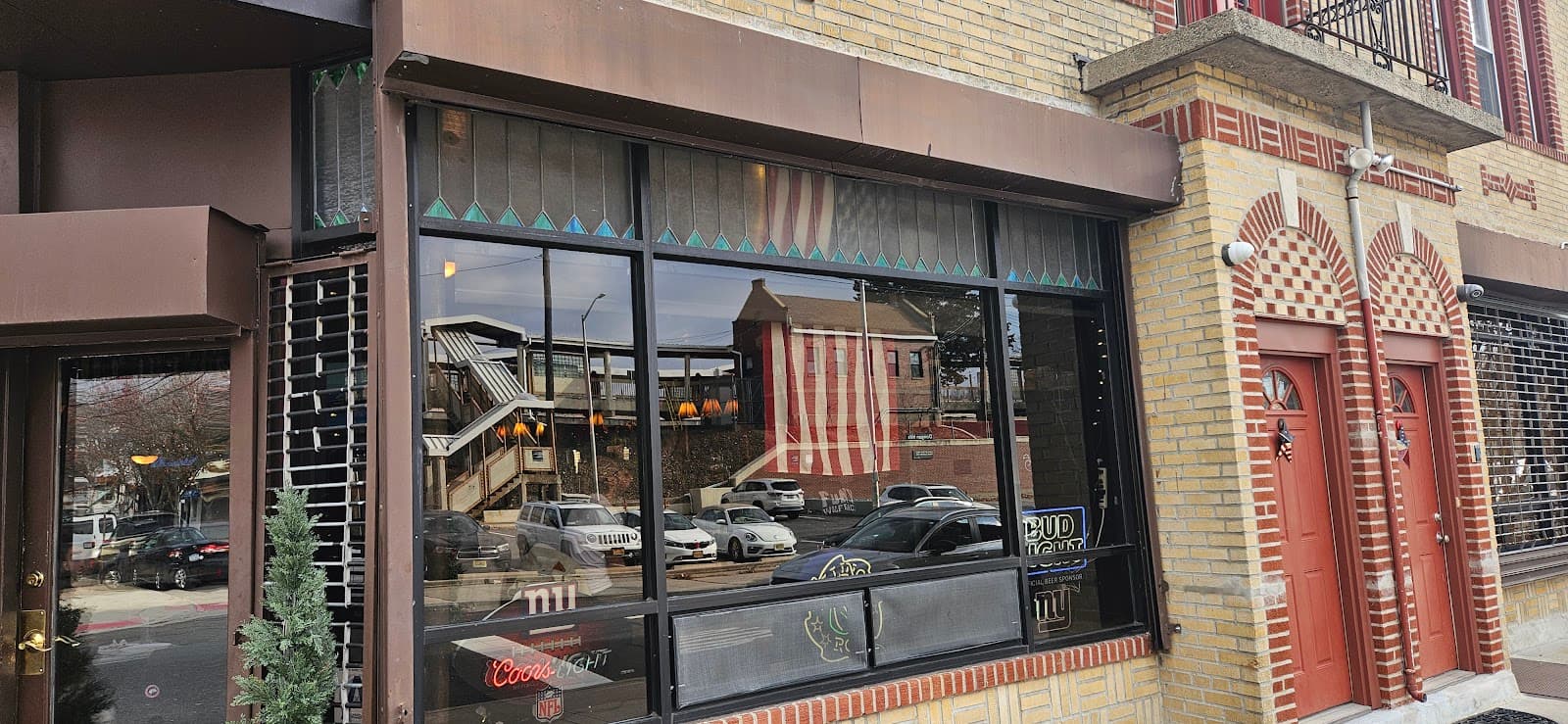 Lee's Tavern - Image 1