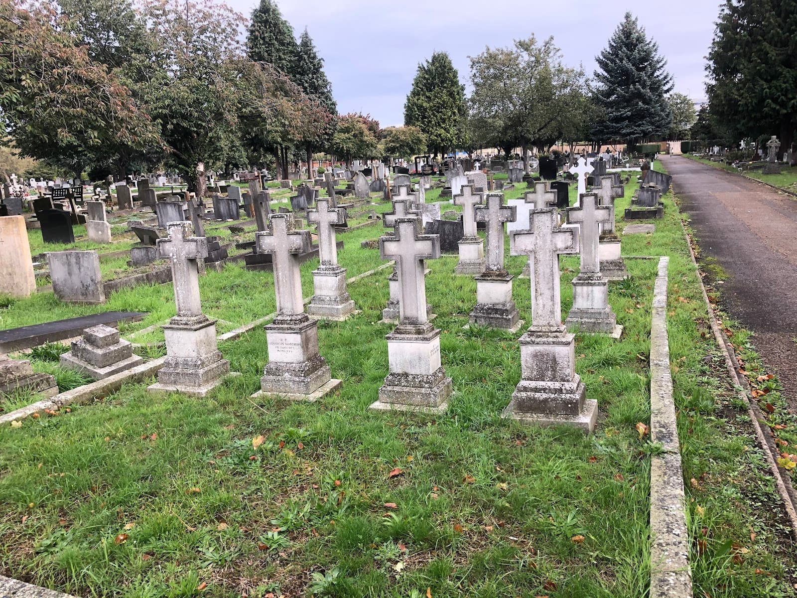 Gunnersbury Cemetery (Chiswick New Cemetery) - Image 1