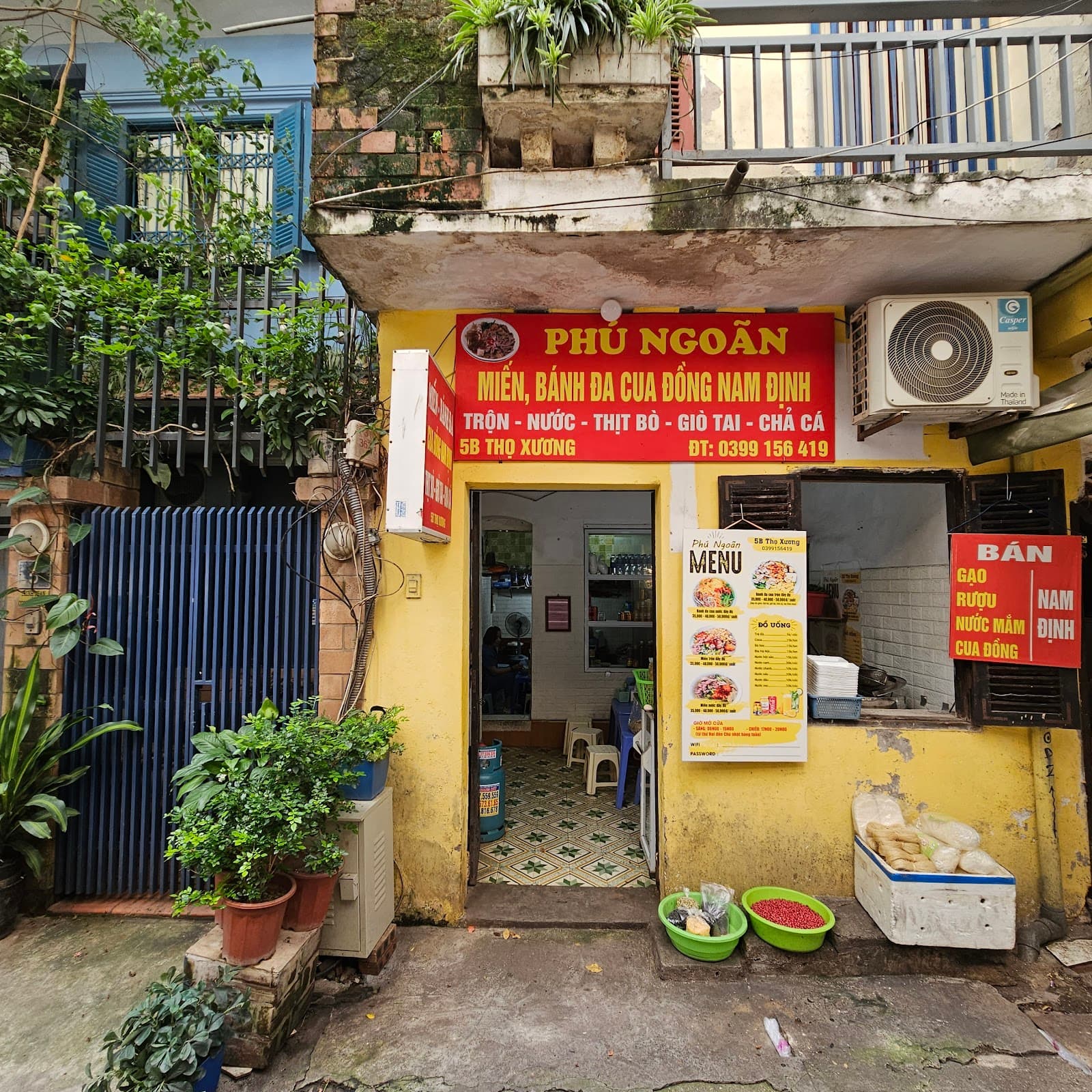 Various street stalls serving Banh Da Cua - Image 1