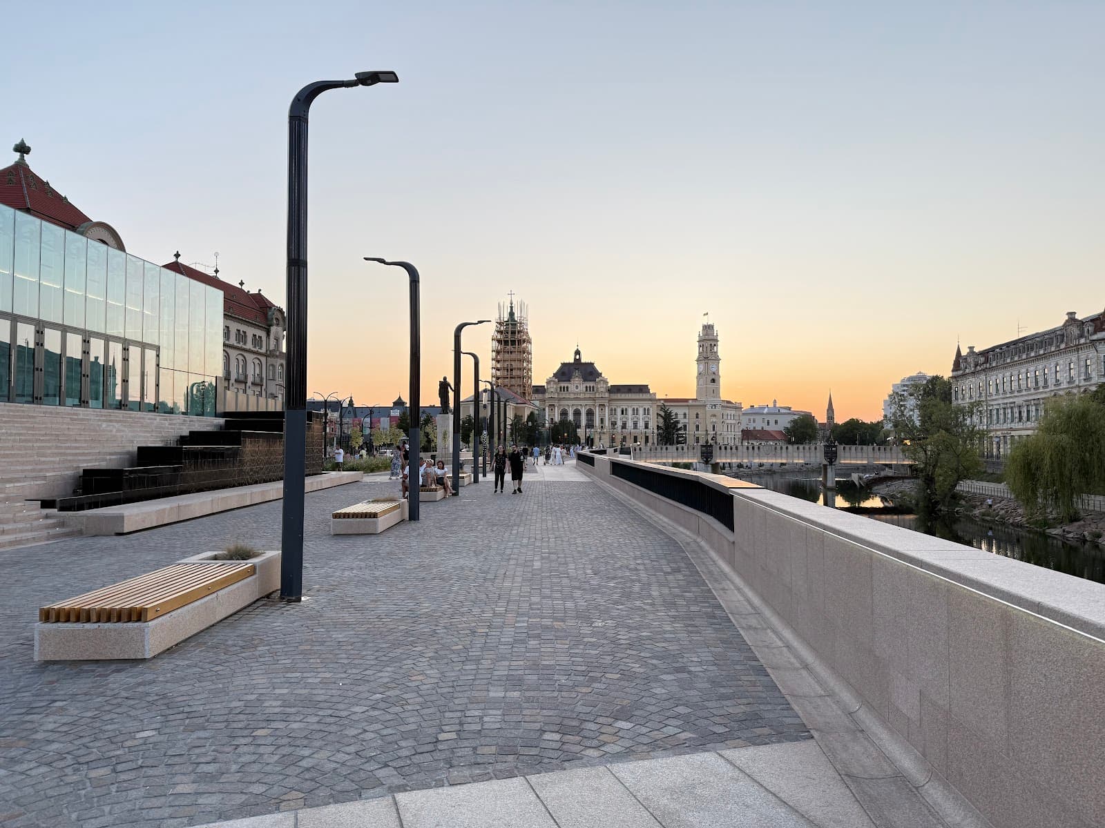 Crișul Repede Riverside Promenade - Image 1