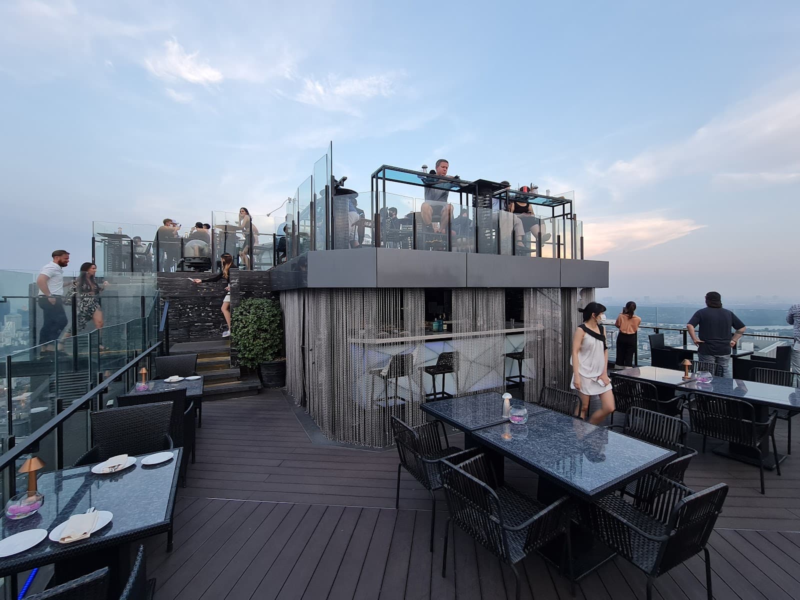 Vertigo and Moon Bar (Banyan Tree Hotel) - Image 1