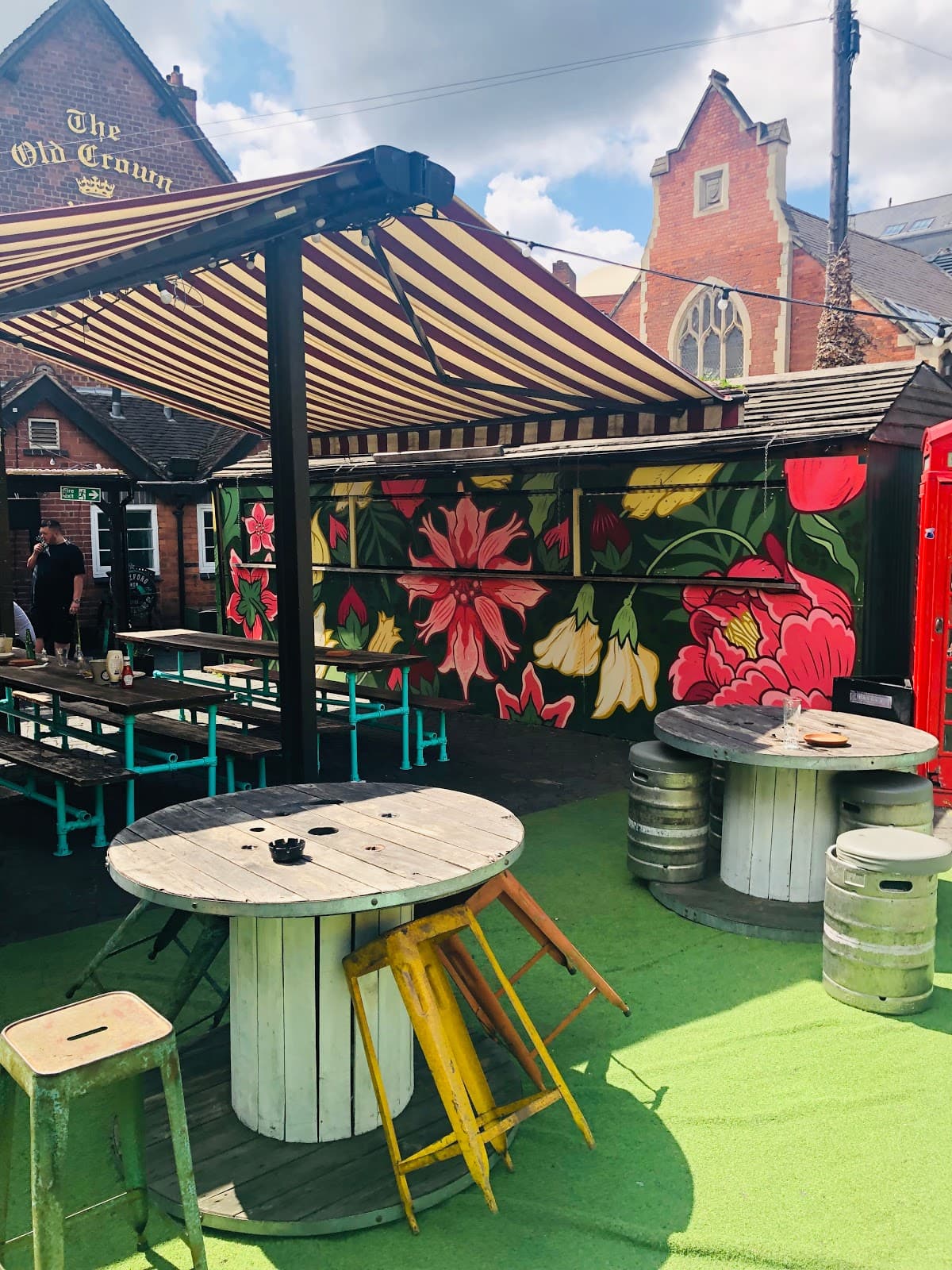 The Old Crown Pub - Image 1