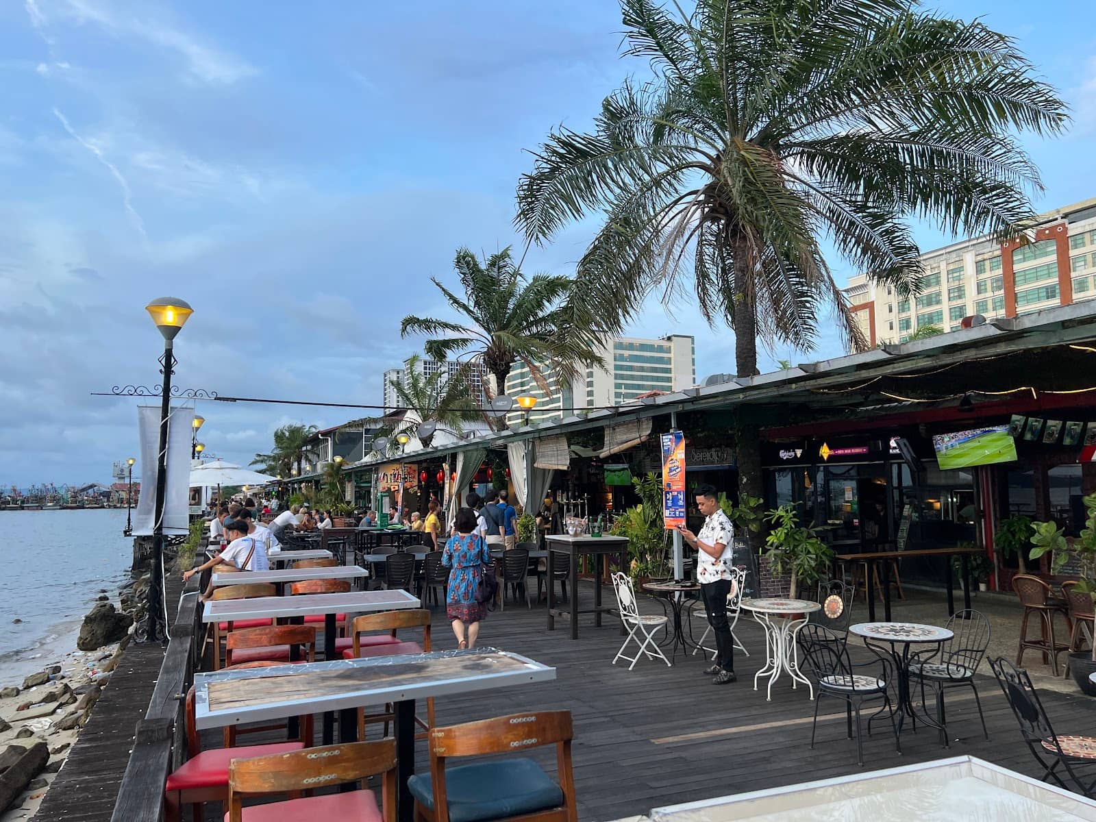 Vibrant Bar & Restaurant Scene