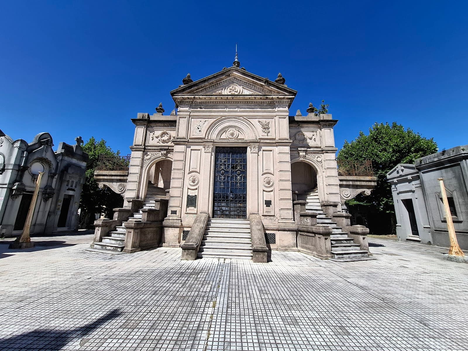 Avellaneda Municipal Cemetery - Image 1