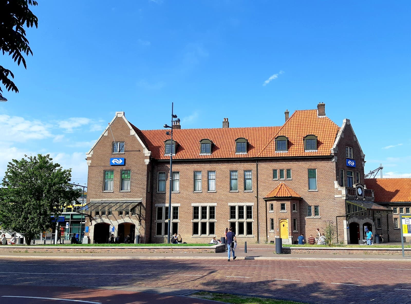 Deventer Station - Image 1