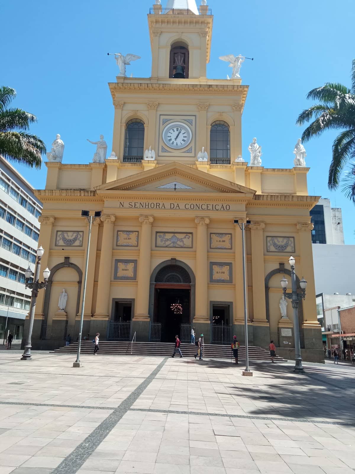 Boutique Shopping & Cafes