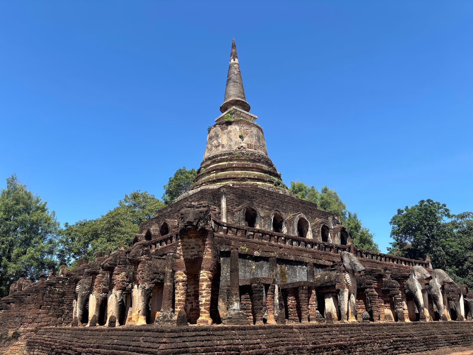 Wat Chang Lom Si Satchanalai - Image 1