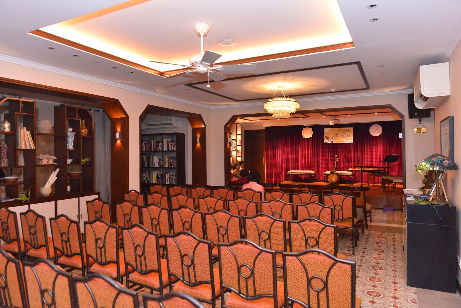 Salon Saigon - Image 1