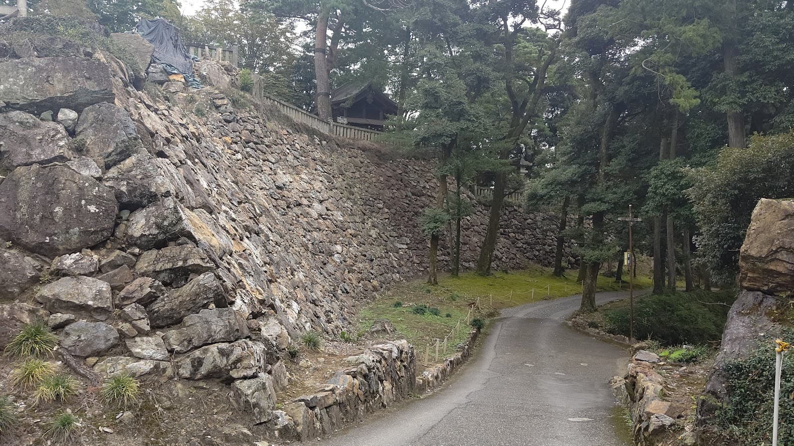 Karasawayama Shrine & Castle Ruins - Image 1
