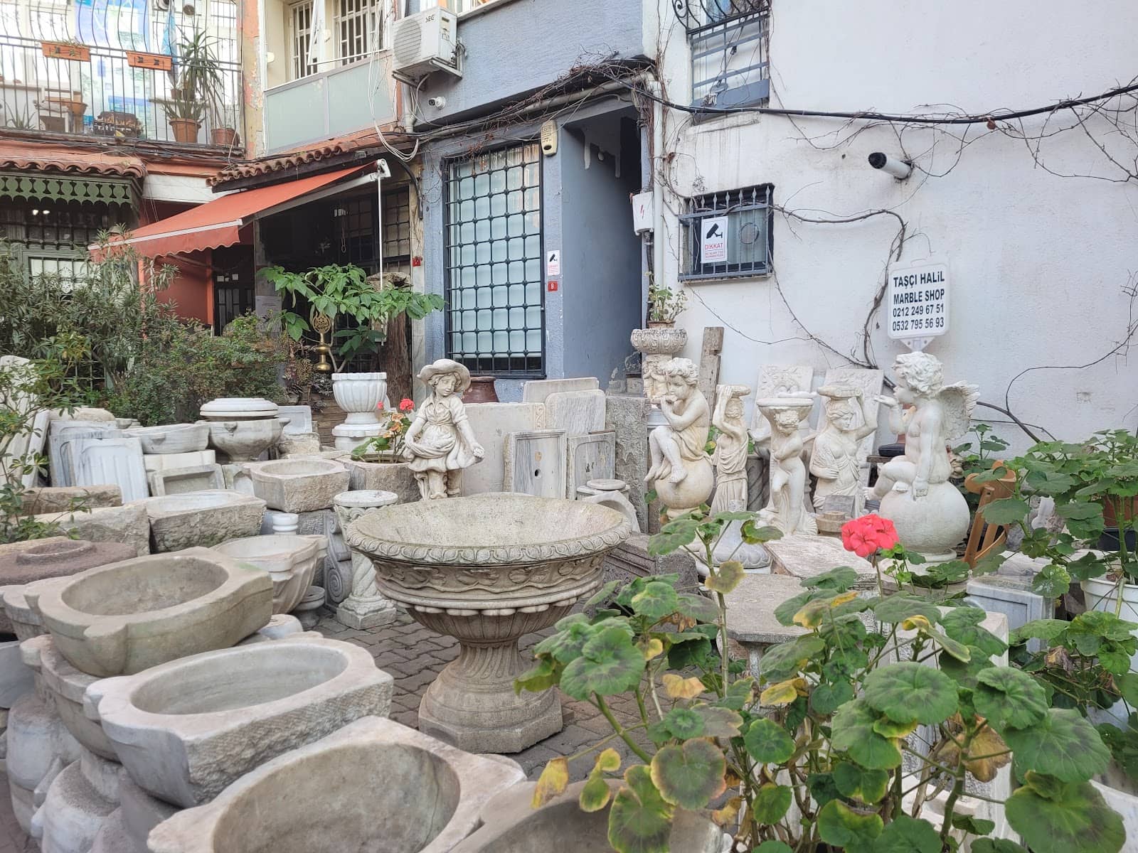 Independent Boutiques & Cafes