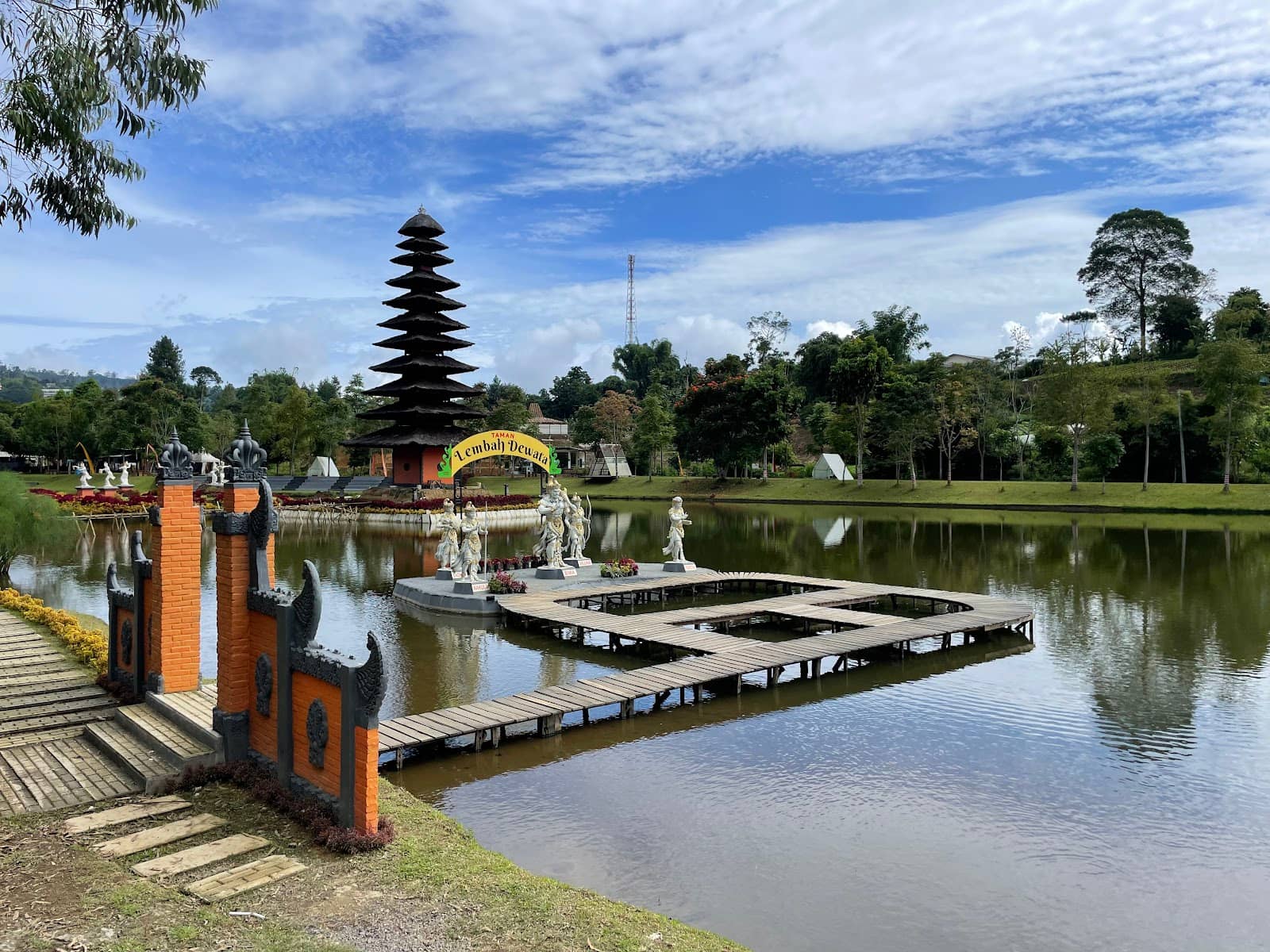 Scenic Lake and Hillside Views