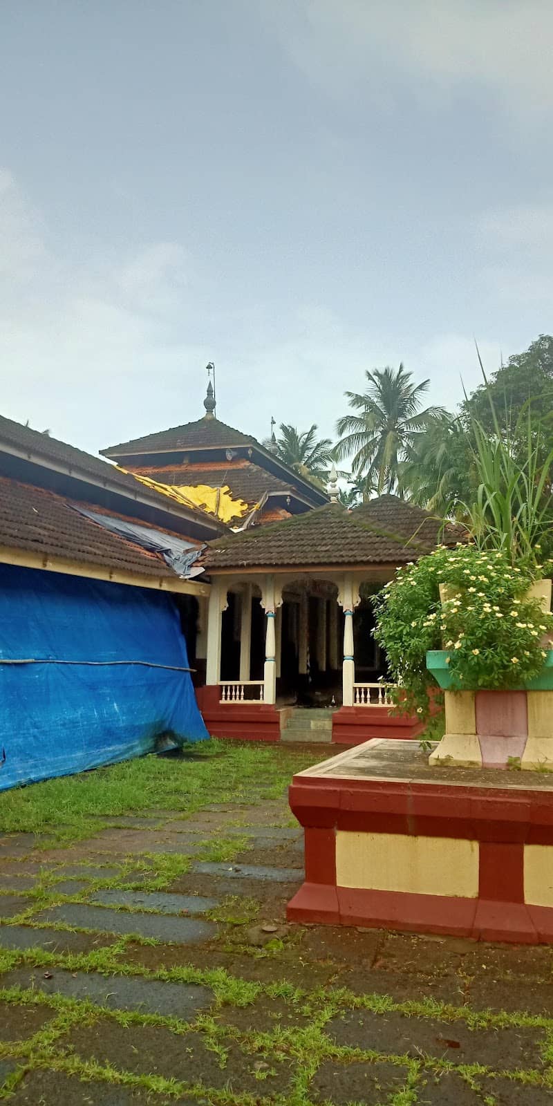 Vast Courtyard Ambiance