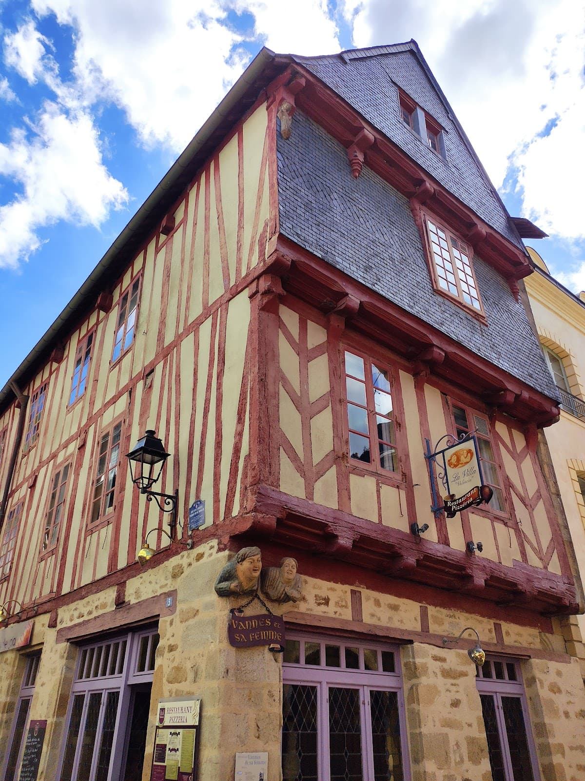 Vannes et sa Femme Carved House - Image 1
