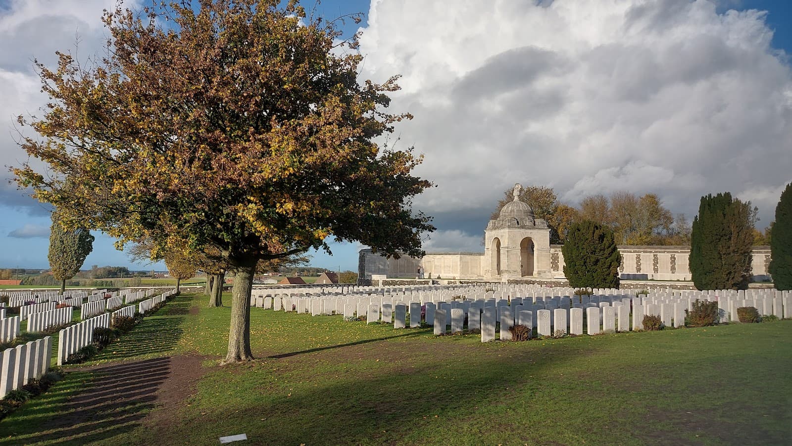 Tyne Cot Cemetery (Zonnebeke) - Image 1