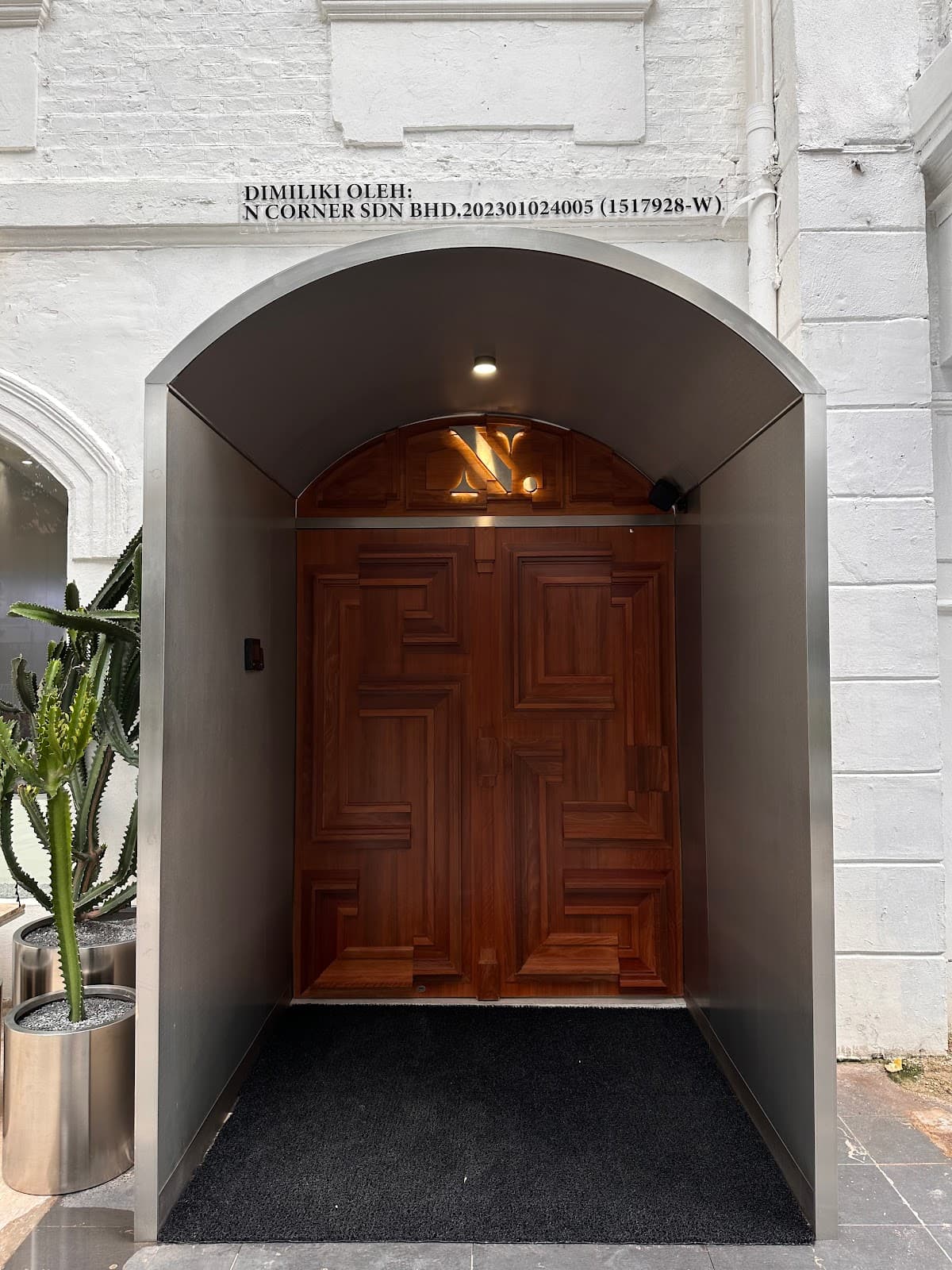 NEO CLOTHING STORE - Image 1