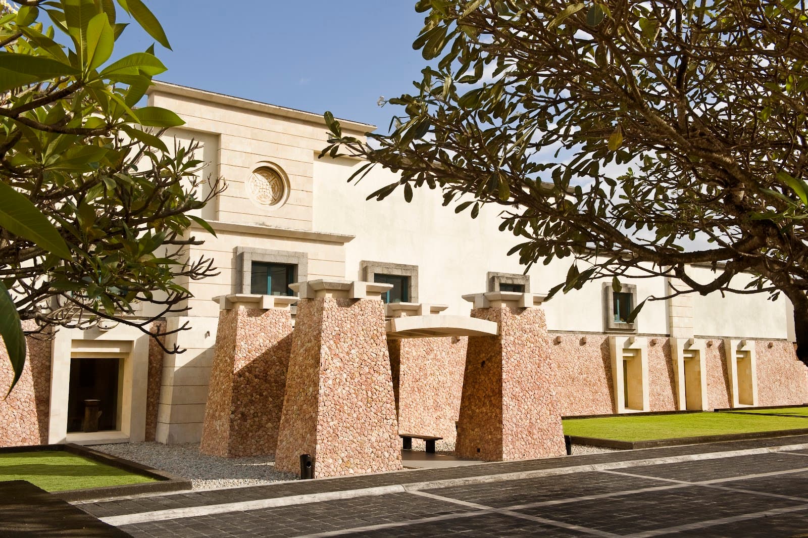 Jenggala Keramik Gallery - Image 1