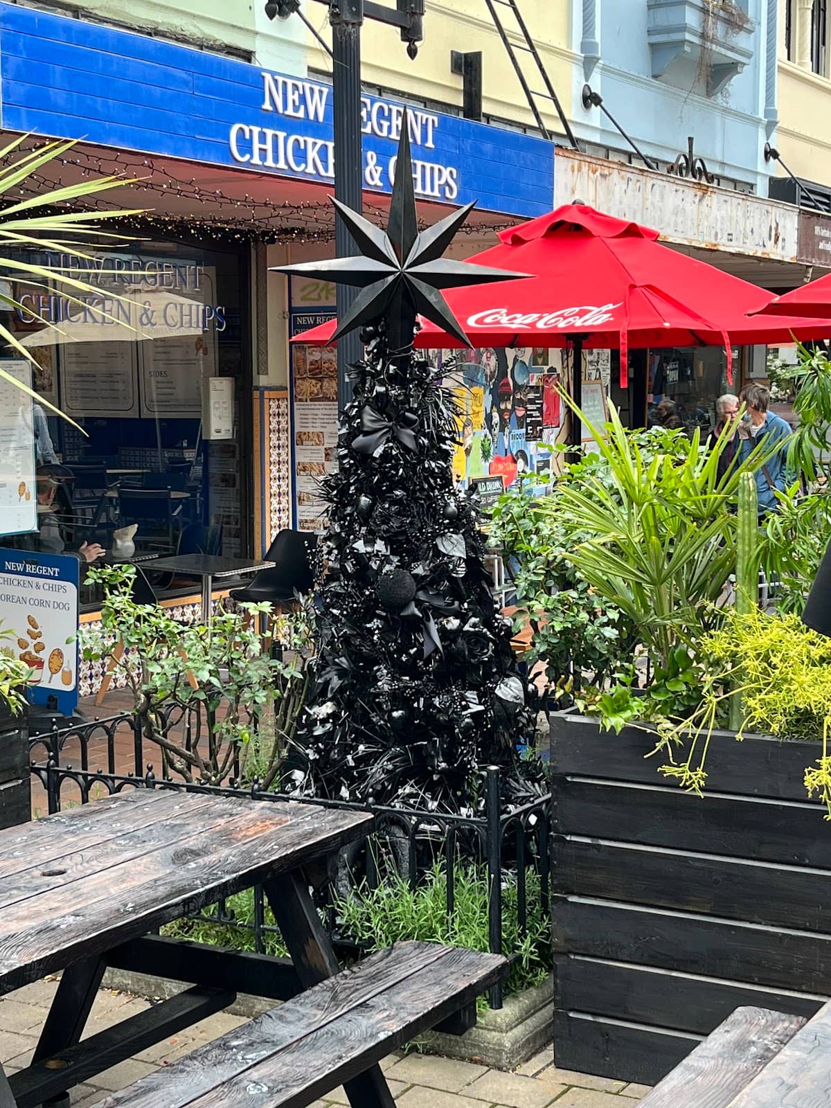 Boutiques & Eateries