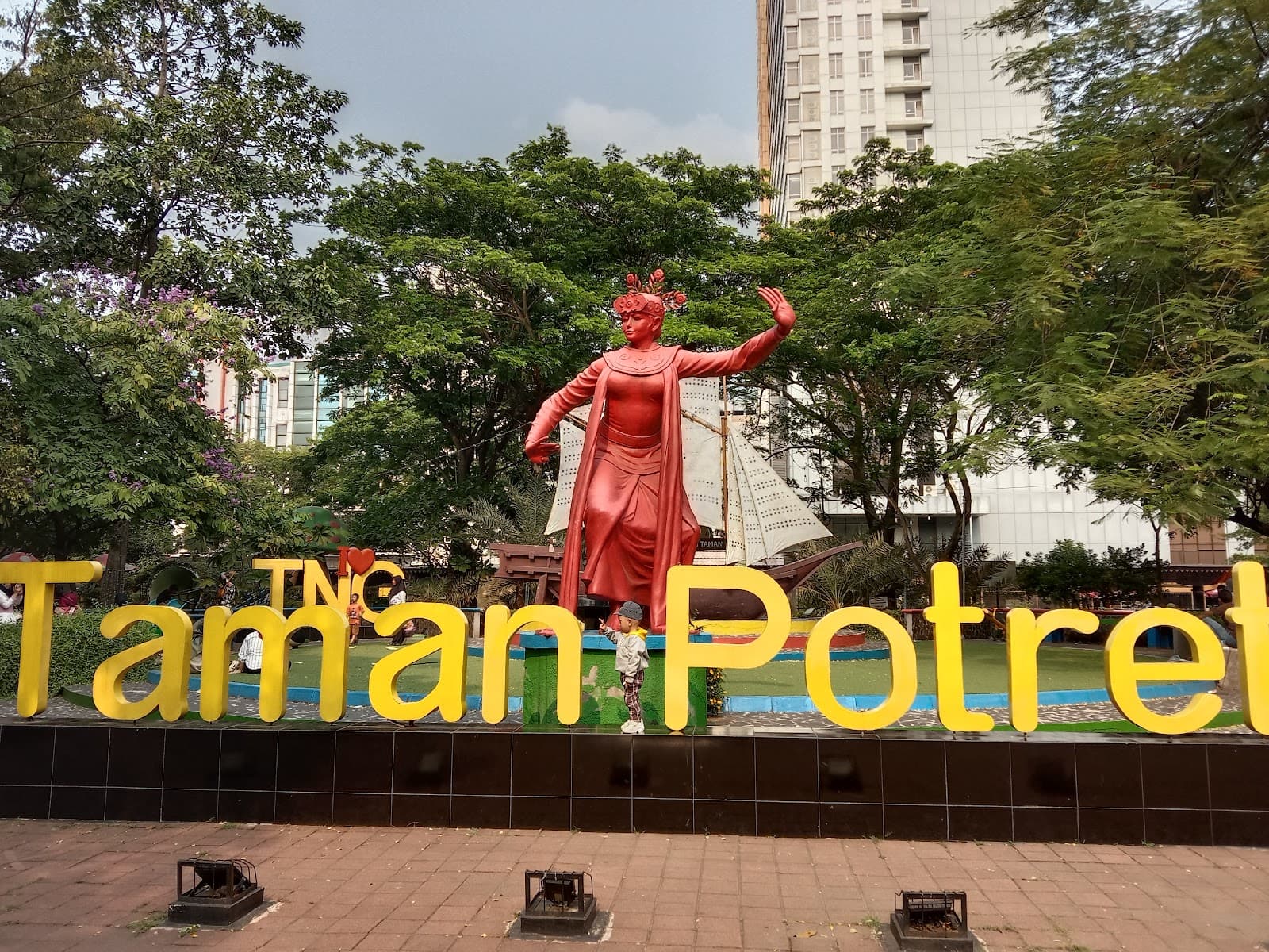 Taman Potret - Image 1
