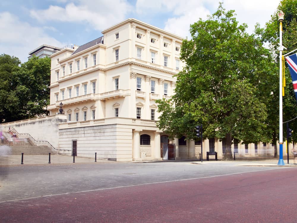 Connecting Thin Black Lines