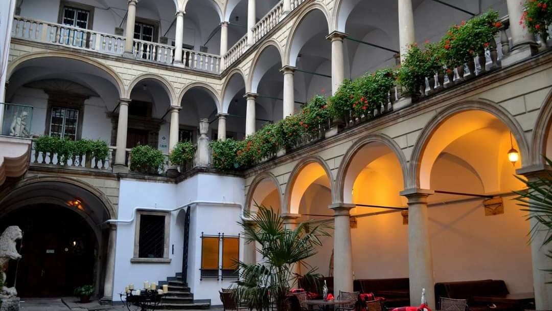 Italian Courtyard - Image 1