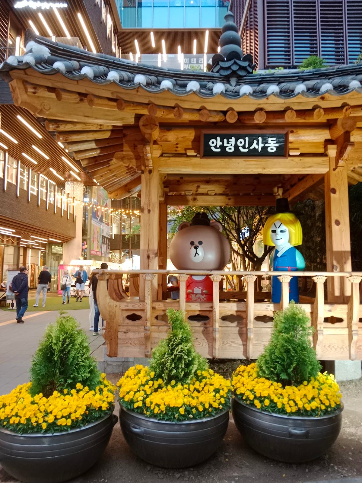 Insadong Mirror Shops - Image 1