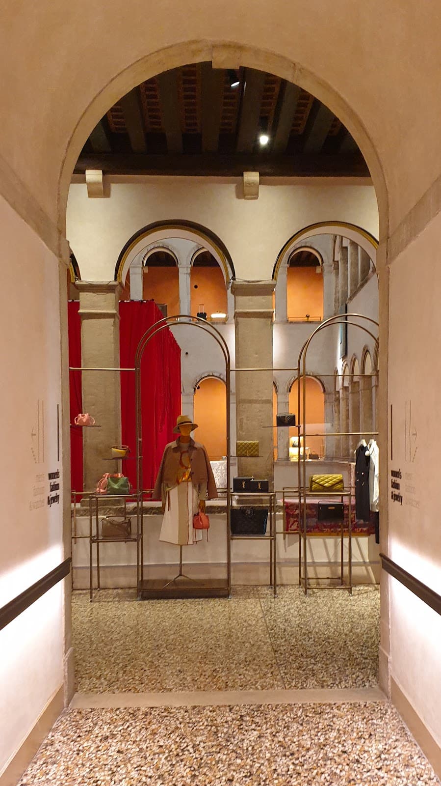 Calle Delle Fontego Dei Tedeschi - Image 1