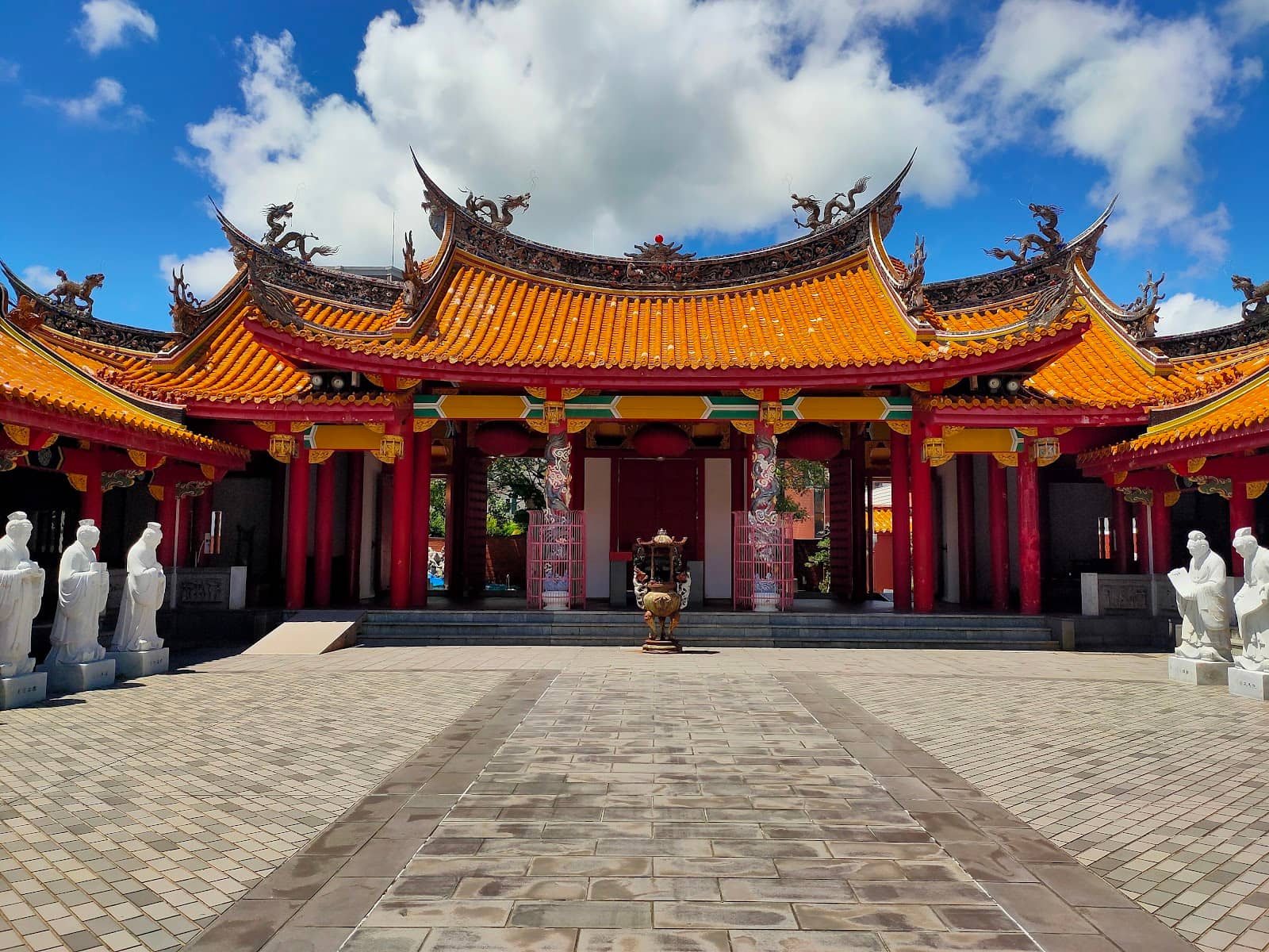 Vibrant Architecture and Pond