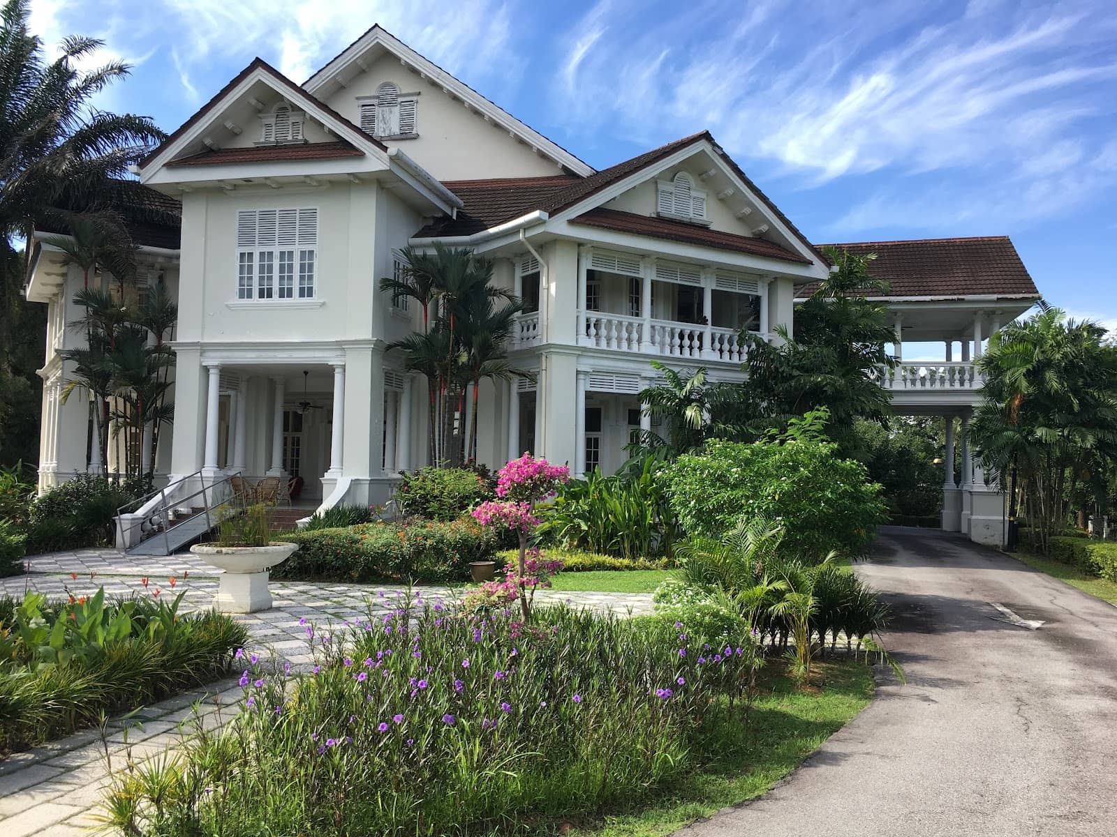 Genteel Suites & Dining