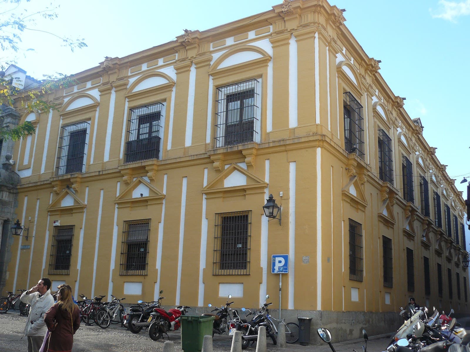 Cardenal Salazar Hospital and Square - Image 1
