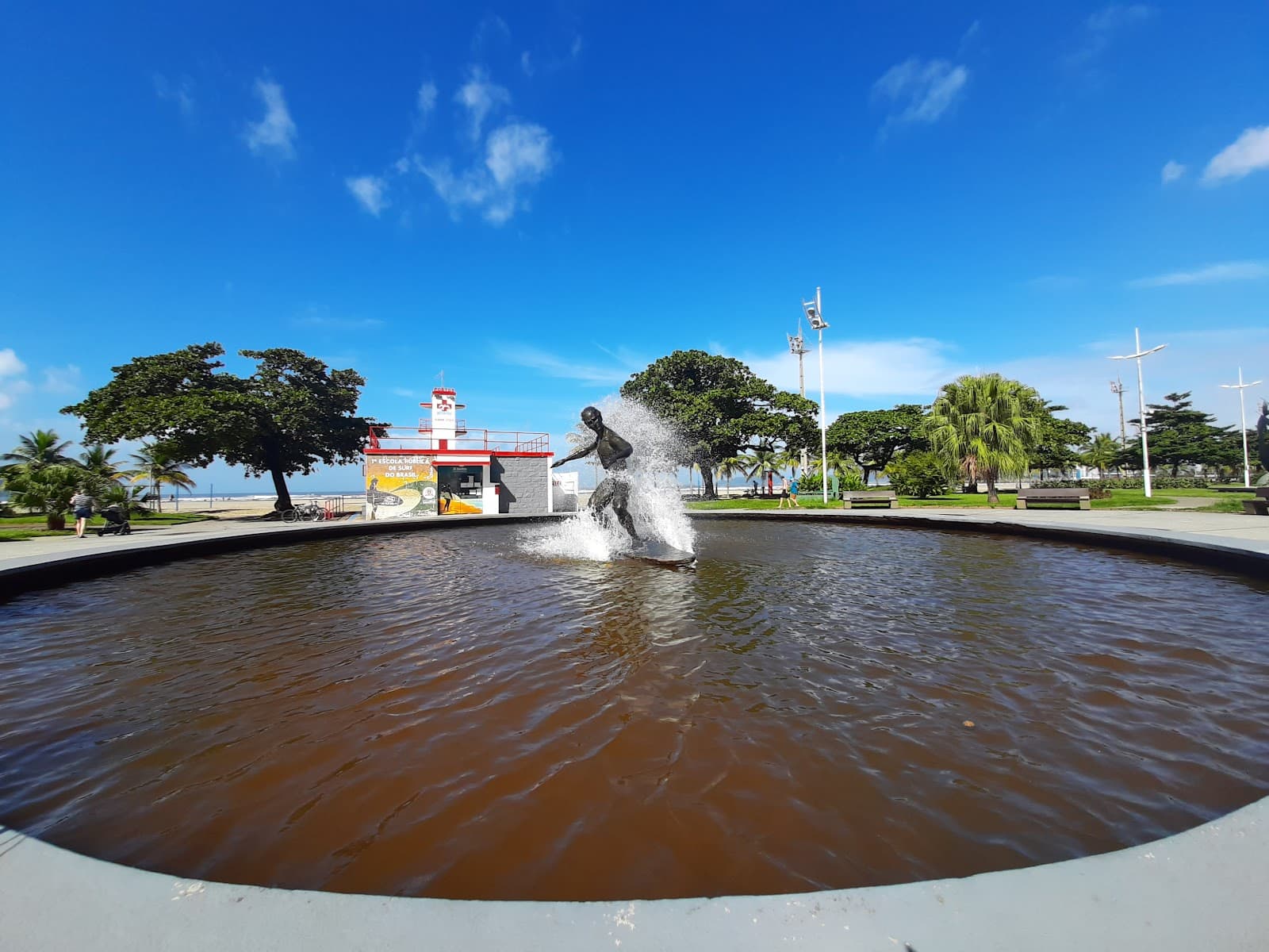 Monumento ao Surfista (Itaúna) - Image 1