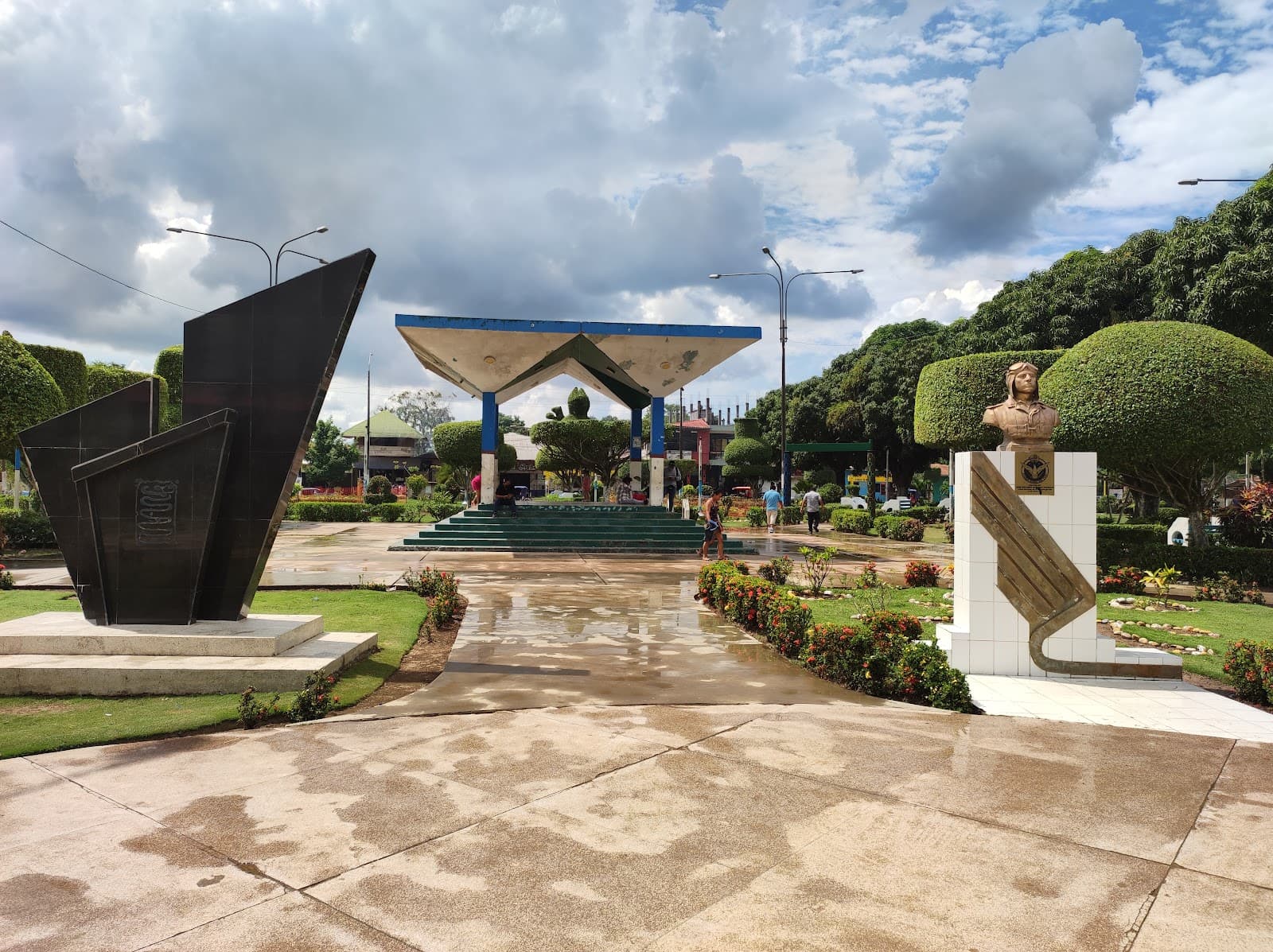 Plaza de Yarinacocha (Tushmo) - Image 1