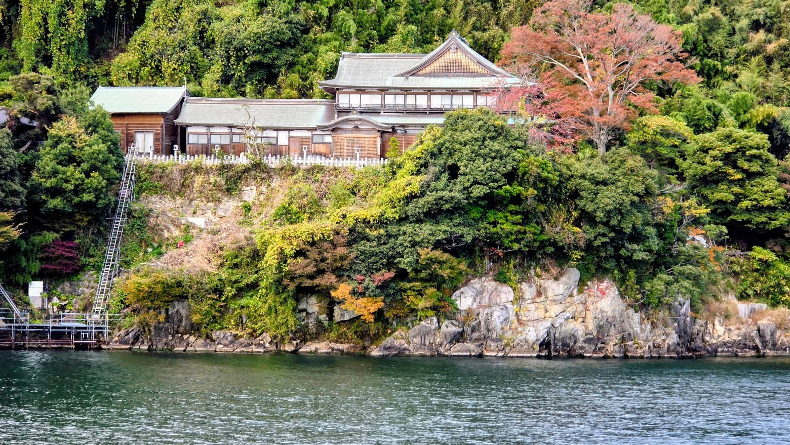 Modern & Comfortable Ferry