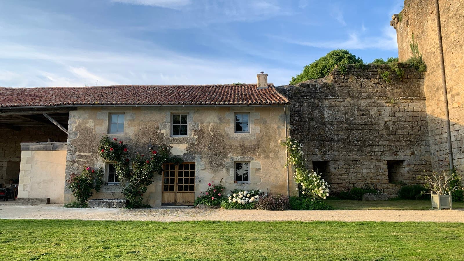 Château de Montreuil-Bonnin - Image 1