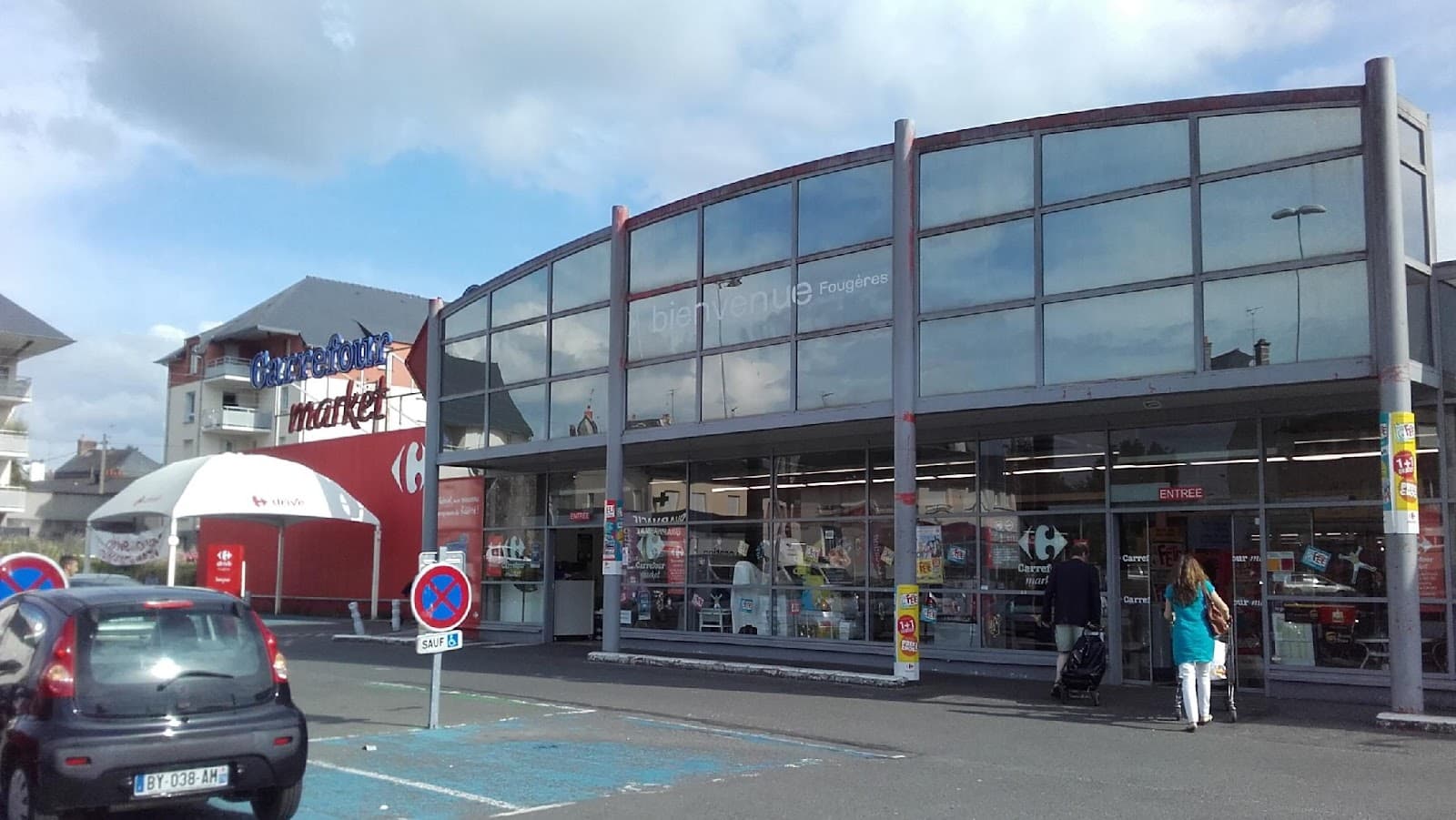 Fougères Saturday Market - Image 1