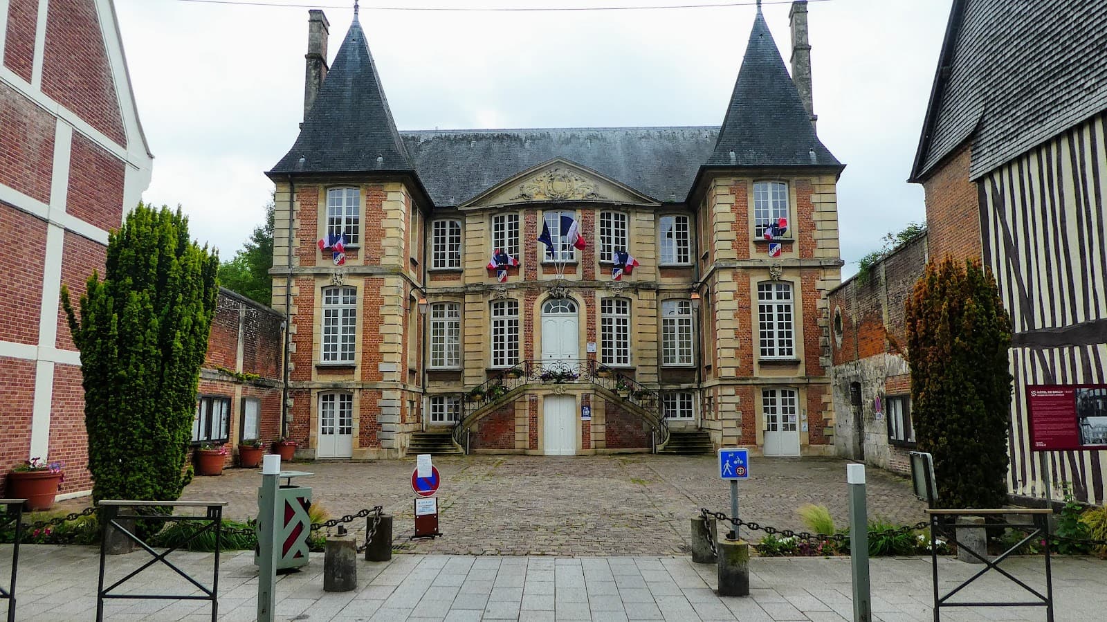 Pont-l'Évêque Old Town - Image 1