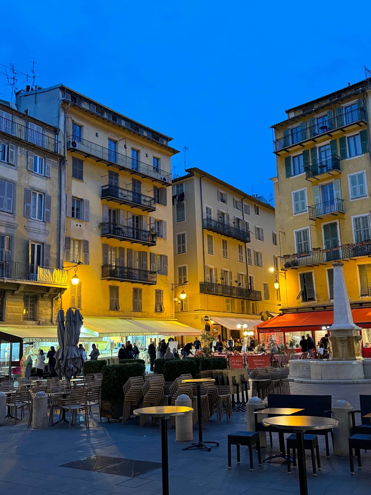 Local Cafés and Restaurants