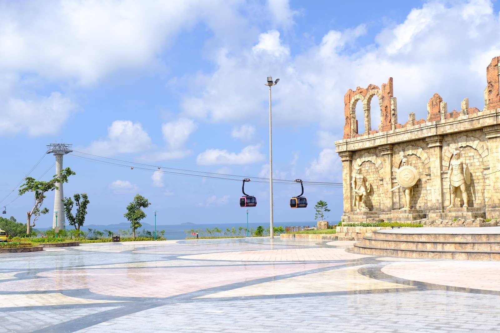 Hon Thom Cable Car - Image 1