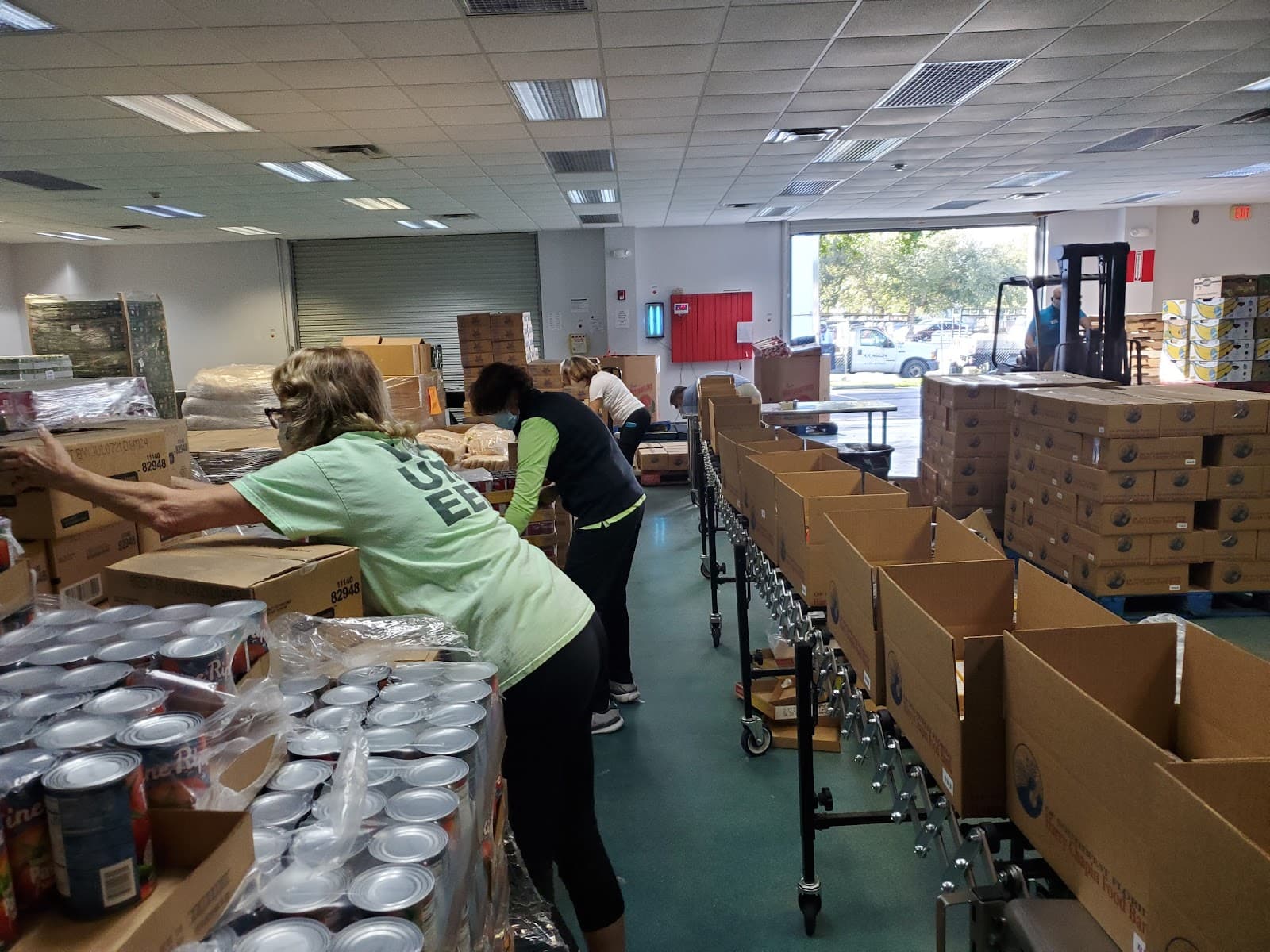 Various street vendors in the historic center - Image 1